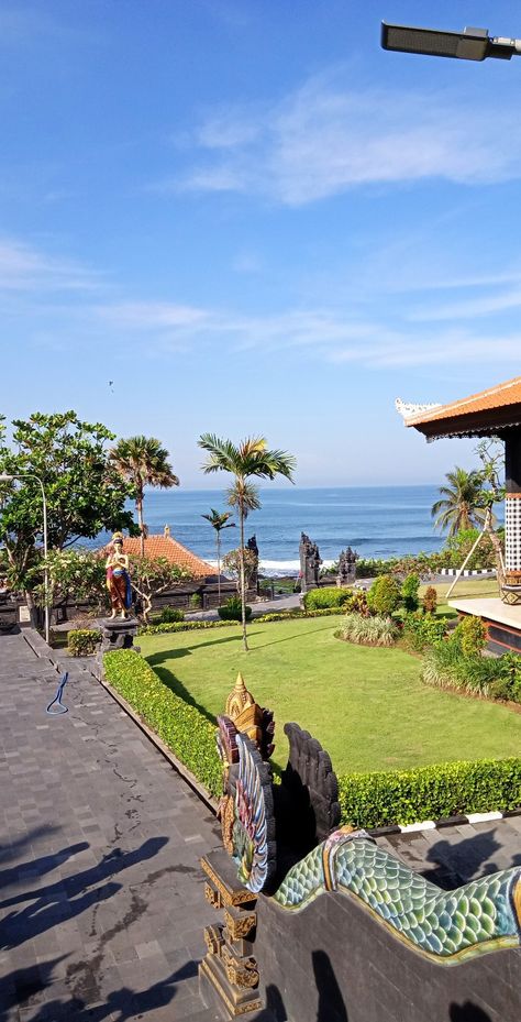 good view tanah lot✨ Villa Bali Snapgram, Tanah Lot Bali Aesthetic, Bali Vibes Aesthetic, Bali Aesthetic, Bali Bucket List, Villa Bali, Bali Vacation, Blue Sky Clouds, Good View