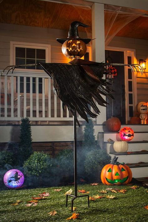 Scarecrows For Garden, Lantern Ideas, Jack O'lantern, Halloween Jack O Lanterns, Halloween Jack, Trick Or Treater, Outdoor Halloween, Halloween Outdoor Decorations, Halloween Night