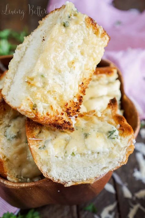 Blue Cheese Recipes Appetizers, Cheese Recipes Dinner, Best Garlic Bread Recipe, Garlic Butter For Bread, Blue Cheese Butter, Cheese Garlic Bread, Bread Garlic, Blue Cheese Recipes, Cheese Bread Recipe