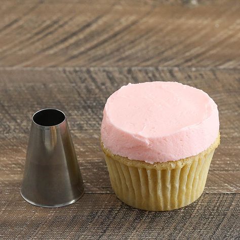 Different Piping Tips, How To Ice Cupcakes, Frost A Cupcake, Cupcake Frosting Techniques, Cupcake Frosting Tips, Cupcake Decorating Techniques, Frost Cupcakes, Piping Tutorial, Cupcake Piping