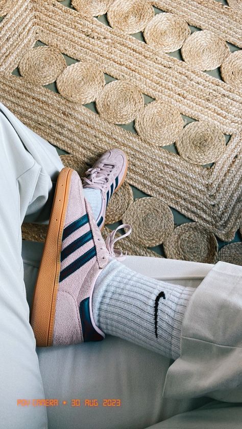 Adidas handball spezial pink shoe inspo Adidas Handball Spezial Pink, Adidas Spezial Pink Outfit, Adidas Handball Spezial Outfit, Adidas Outfit Women, Adidas Handball Spezial, Adidas Handball, Colorful Outfits, Fall 23, Adidas Spezial