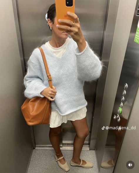 Colorful Minimalism Outfits, Mohair Sweater Outfit, Tshirt Layering, Sweater And Skirt Outfit, Street Style Comfy, Casual School Outfit, Outfit Basics, Basics Outfit, Outfit Feminine