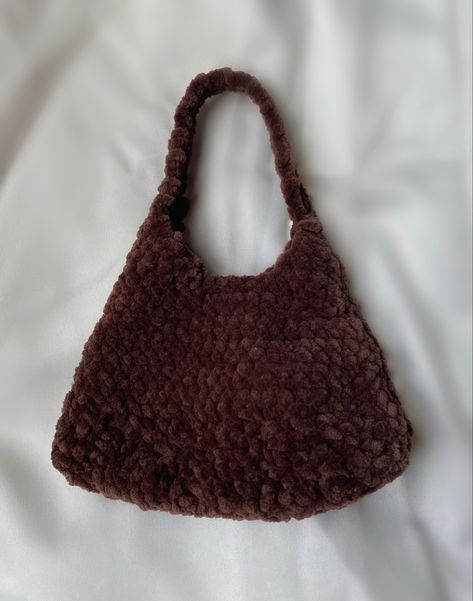 Velvet Yarn Crochet Bag, Crochet Ideas With Brown Yarn, Chenille Crochet Bag, Velvet Yarn Crochet Projects, Velvet Crochet Projects, Velvet Crochet Bag, Velvet Yarn Projects, Velour Crochet, Brown Crochet Bag