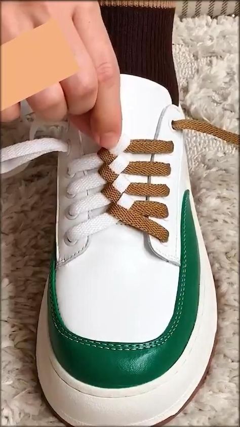 Shoe Lace Hacks, Simpul Dasi, Shoe Laces Tying Techniques, Shoe Lacing Techniques, Bloxburg Basement, Ways To Lace Shoes, How To Tie Shoes, Diy Clothes Hacks, Shoe Lace Patterns Converse