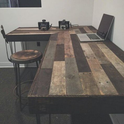 Reclaimed Wood L-Desk Pallet Desk, Reclaimed Wood Projects, Diy Holz, Diy Furniture Easy, L Shaped Desk, Diy Desk, Teds Woodworking, Diy Pallet Projects, A Desk