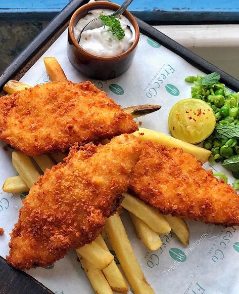 Ankita Chandel on Instagram: “What a perfect way to start the week👌🏻 Fish n Chips for Breakfast . . .  No Repost Allowed ❌ . Use #theclichekitchen to get featured . .…” Fish And Chips On The Beach, English Fish And Chips, Uk Fish And Chips, Traditional Fish And Chips, Fish N Chips Recipe, Best Fish And Chips, Fish N Chips, Fish And Chips, Food Pictures