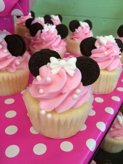 Minnie Mouse Mini Cupcakes, Minnie Mouse Birthday Party Ideas 2nd Cake Mickey Cupcakes, Mini Mouse Desert Table, Minnie And Daisy Cupcakes, Diy Minnie Mouse Cupcakes, Minnie Mouse Desert Ideas, Oh Twodles Birthday Cupcakes, Mimi Mouse Birthday, Minnie Mouse Finger Foods