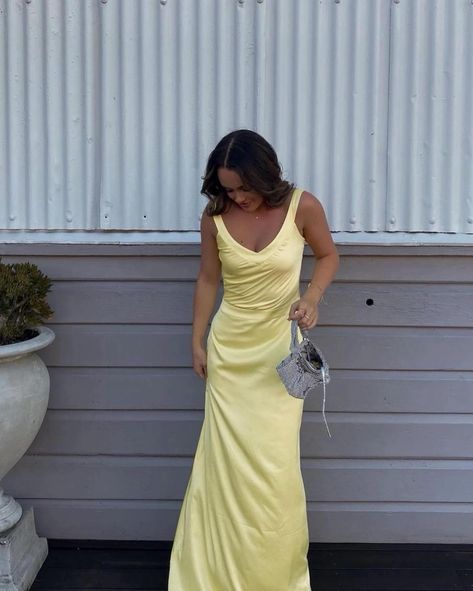 The best selling Iris Maxi Dress is everything and more 🥝 So gorg. Shop the look now! ⚡️ Kate Hudson Dress, Andie Anderson, Satin Evening Gown, Yellow Gown, Prom Dresses Yellow, Iconic Dresses, Prom Dress Inspiration, Cute Prom Dresses, Grad Dresses