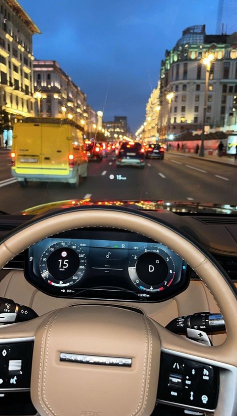 Interior RR Vogue Range Rover Vogue Wallpaper, Range Rover Interior Aesthetic, Sport Instagram Story, Range Rover Interior, Vogue Wallpaper, Arabic Sentences, Range Rover Vogue, Cars Aesthetic, Apple Air