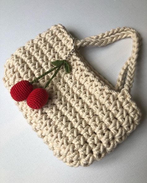 Small Crochet Projects Bulky Yarn, Crochet Bags Chunky Yarn, Bulky Yarn Crochet Bag Patterns, Thick Wool Crochet Ideas, Chunky Crochet Purse Pattern, Chunky Yarn Crochet Bag Free Pattern, Crochet Bag With Chunky Yarn, Chunky Crochet Handbag, Small Crochet Bag Tutorial