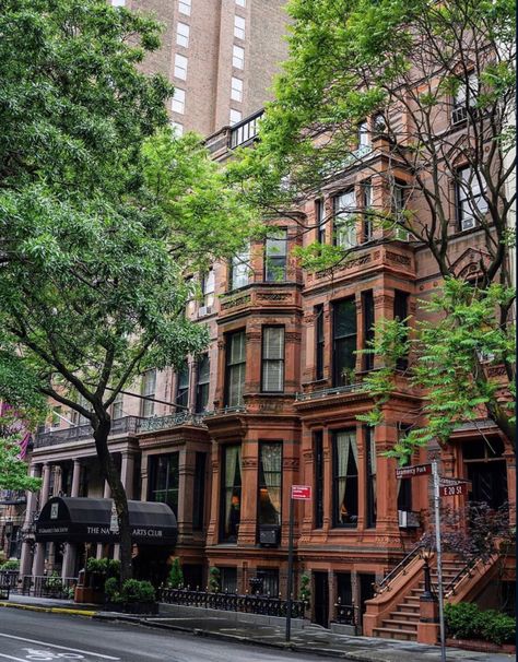 Brownstone Homes, New York Brownstone, New York Architecture, Gramercy Park, Casa Exterior, Nyc Life, New York Aesthetic, Victorian Houses, Living In New York