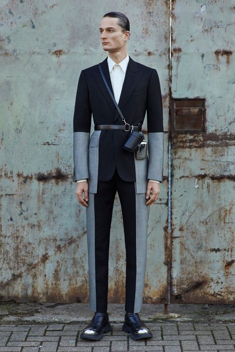 Alexander Mcqueen Menswear, Groomsmen Fashion, Suit Inspiration, Men Fashion Summer, Lifestyle Advice, Glam Punk, Menswear Details, High Fashion Men, Formal Clothes