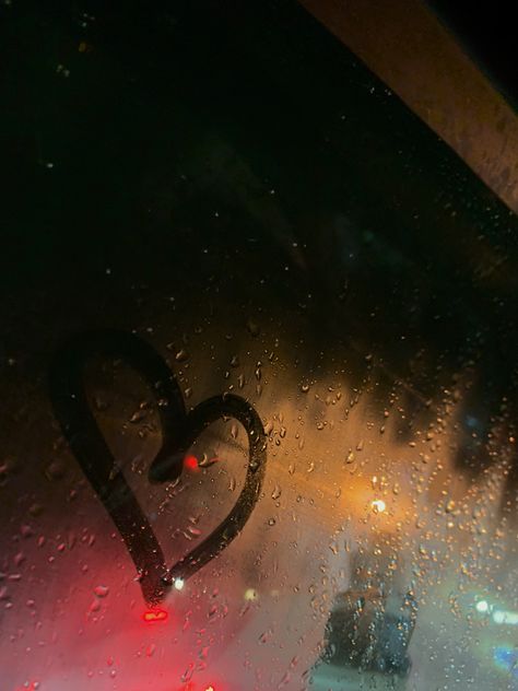 Heart On Window Rain, Heart On Car Window Rain, Stoplight Aesthetic, Foggy Car Windows, Face Blur, Rain Window, Rainy Window, Photo Window, Night Rain