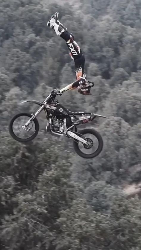 Bike Racing Aesthetic, Bike Race Video, Dirt Bike Aesthetic, Dirt Bike Videos, Grom Motorcycle, Bike Stunt, Kawasaki Dirt Bikes, Cross Bike, Bike Hacks