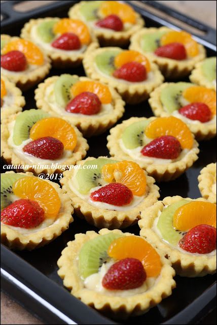 MINI FRUIT PIE | Catatan-Nina Mini Fruit Pies, Fruit Tart Cake, Fruit Sweets, Masakan Malaysia, Mini Fruit Tarts, Fruit Cupcakes, Resepi Biskut, Recipes Fruit, Fruit Tart Recipe