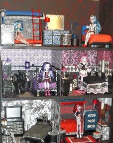 Tons of tutorials and pictures to make a Monster High dollhouse and furniure...many furniture tutorials are videos. Monster High Display Ideas, Monster High Display, Monster High Crafts, Monster High Collection, Monster High Dollhouse, Make A Monster, Monster High House, Diy Monsters, Arte Monster High