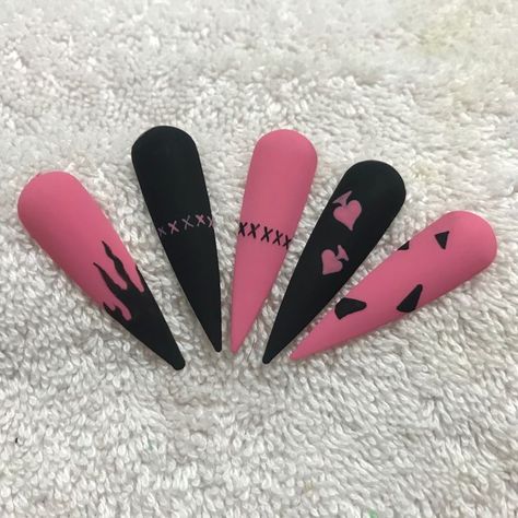 Nail Design Valentine, Ongles Goth, Easy Halloween Nails Design, Pink Black Nails, Halloween Nail Design, Summer Nail Art Designs, Stilleto Nails Designs, Valentines Day Nail, Valentine Nail