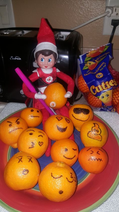 Elf on the Shelf draws emoji faces on the small oranges. Elf With Oranges, Elf On The Shelf Oranges, Elf On The Shelf Drawing On Face, Bowl Of Oranges, Pumpkin Elf, Elf Shenanigans, Elf Drawings, Elf Ideas Easy, Elf On A Shelf