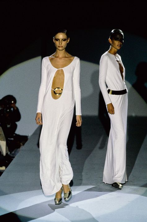 Gucci Fall 1996 Ready-to-Wear Fashion Show - Kate Moss Kirsty Hume, Trendy Beachwear, Estelle Lefébure, Tom Ford Gucci, Gucci Runway, Vintage Runway, Natalia Vodianova, Clipuri Video, Cindy Crawford