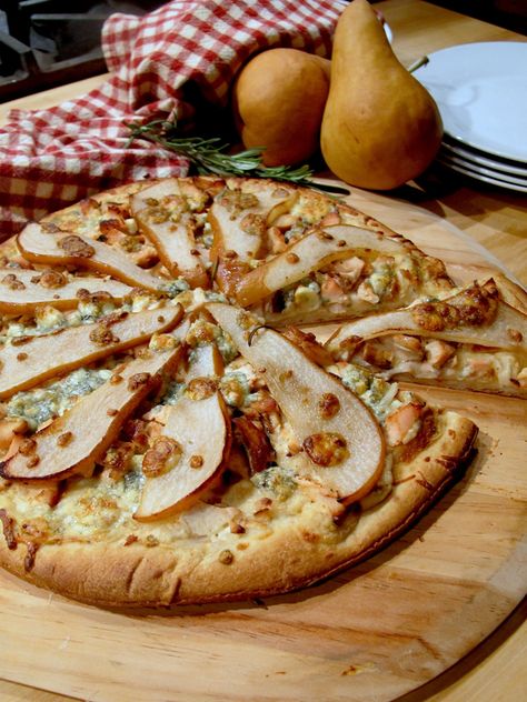 Grilled Chicken, Pear & Blue Cheese Pizza - Sage Fruit Pear Blue Cheese, Blue Cheese Pizza, Pear Pizza, Winter Board, Chicken Flatbread, Pear Recipes, Delicious Chicken, Sweet And Savory, Yum Yum Chicken