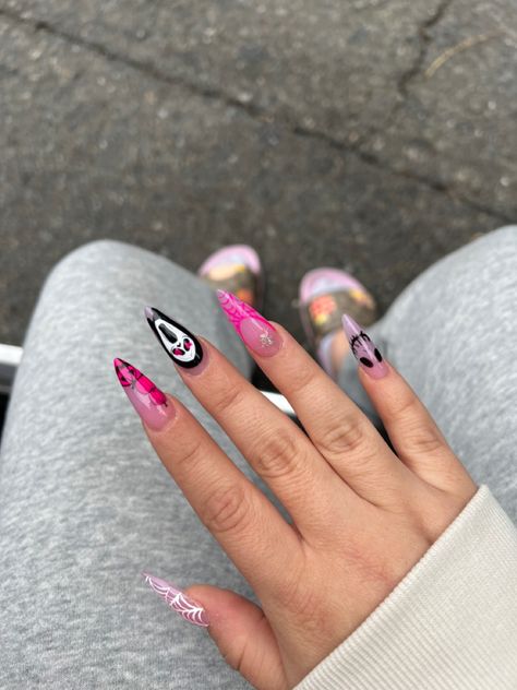 Almond Halloween Nails Chrome Halloween Nails, Almond Halloween Nails, Halloween Nails Inspo, Matte Pink Nails, Halloween Acrylic Nails, Holiday Nail Designs, Stylish Nails Designs, Soft Nails, Trendy Nail Design