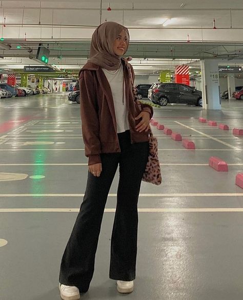 Hijabi Flare Pants Outfit, Black Flare Outfit, Black Wide Leg Pants Outfit Casual, Boot Cut Pants Outfit, Black Flares Outfit, Black Flare Pants Outfit, Pretty Hijabi, Wide Leg Pants Outfit Casual, Black Wide Leg Pants Outfit