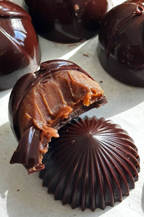 Chocolate Bonbons Recipe, Bon Bons Recipe, Caramel Ganache, Making Cheese, Chocolate Candy Recipes, Ganache Recipe, Chocolate Candies, Cheese Making, Pumpkin Caramel