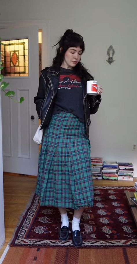 Dark Preppy Outfits, Alternative Outfits Winter, Alternative Winter Outfits, Metalhead Fashion, Aesthetic 2024, Fashion Future, Riot Grrrl, Vintage Skirts, Career Wear