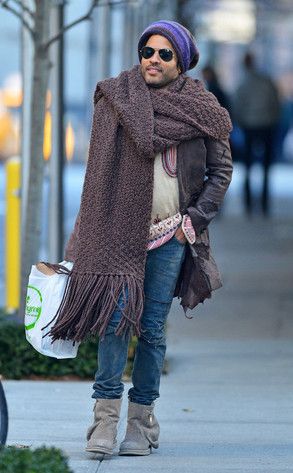 Lenny Kravitz mistook his throw blanket for a scarf. Mens Cashmere Scarf, Big Scarf, Brown Scarves, Lenny Kravitz, Aesthetic Pastel, Oversized Scarf, How To Wear Scarves, Hipster Fashion, Mens Scarves