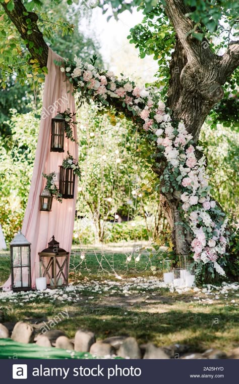 Bohemian Backyard Wedding, Elegant Backyard Wedding, Bohemian Backyard, Planning A Small Wedding, Small Backyard Wedding, Backyard Reception, Elegant Wedding Venues, Outdoor Wedding Decorations, Outdoor Wedding Ceremony