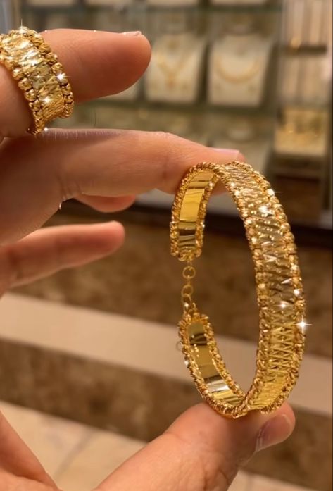 Gold Jewelry Aesthetic Arab, Middle Eastern Gold Jewelry, Arab Gold Jewelry, Arabic Gold Jewelry, Arab Gold, African Bangles, Dubai Gold Jewelry, Unique Gold Jewelry Designs, Arabic Jewelry