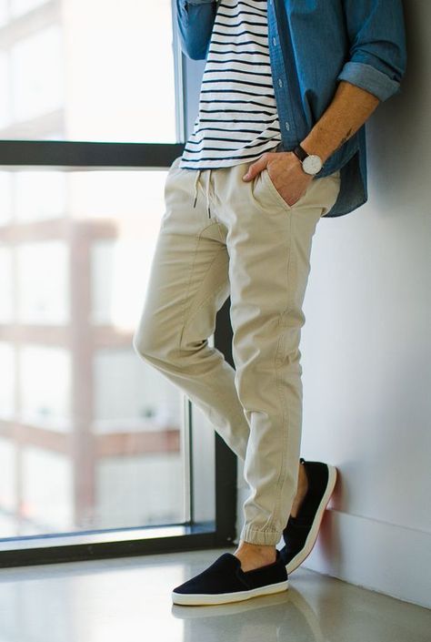 Strip Outfit, Outfits Jogger, Mens Joggers Outfit, Jogger Pants Outfit, Mens Summer Outfits, Joggers Outfit, Mens Fashion Blog, Hawaiian Outfit, Stylish Mens Outfits