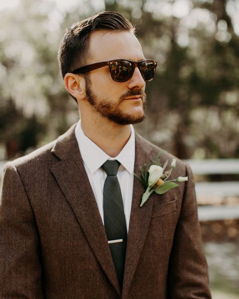 Brown Suit Wedding, Brown Groomsmen, Brown Tuxedo, Casual Grooms, Groom Wedding Attire, Brown Suit, Wedding Suits Groom, Brown Wedding, Groom Looks