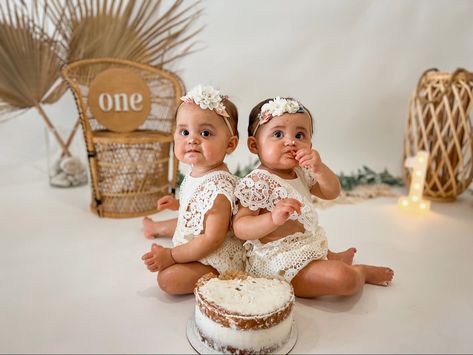 Twin 1st Birthday Photoshoot, Twins One Year Photoshoot, Twin Birthday Pictures, Twins Cake Smash, Twins Photoshoot, Boho Photoshoot, Twin Pictures, Birthday Boho, Twins Cake