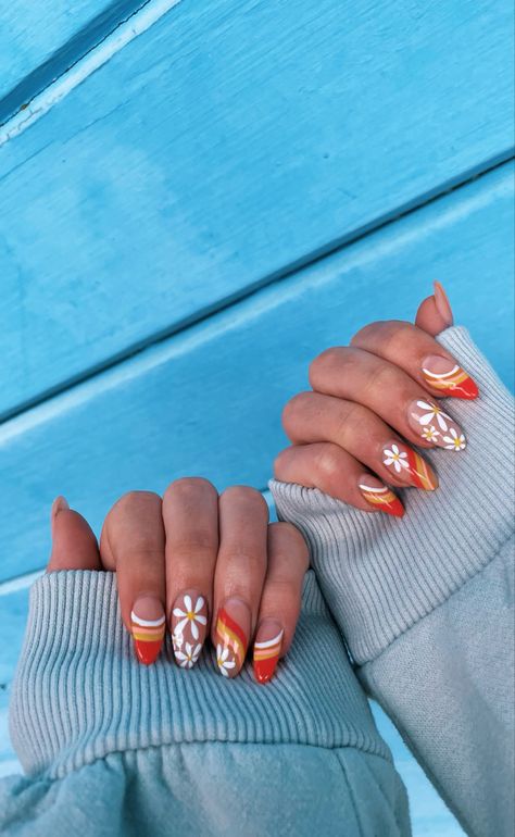 Groovy Daisy Nails, 70s Floral Nails, Retro Design Nails, Boho Floral Nails, 70s Retro Nail Art, Retro Spring Nails, 70s Nails Retro Short, 70s Aesthetic Nails, 70s Themed Nails