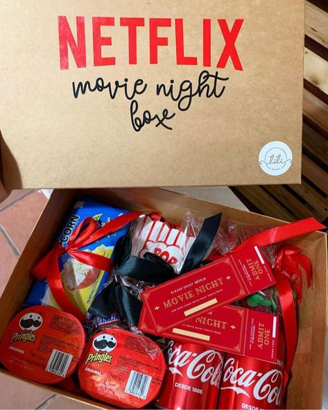 Romantic Movie Night Ideas Couples, Movie Night Ideas Couples, Movie Night Kit, Couples At Home, Movie Night Box, Romantic Movie Night, Movie Night Basket, Kino Box, Cinema Box