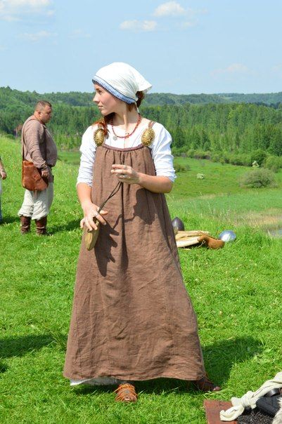 Pleated apron-dress. Isaborg festival, 2013. http://vk.com/photo-9311538_306368523. I really like this apron dress :) Temple Rings, Anglo Saxon Clothing, Viking Apron, Viking Apron Dress, Norse Clothing, Viking Garb, Viking Reenactment, Viking Dress, Viking Costume