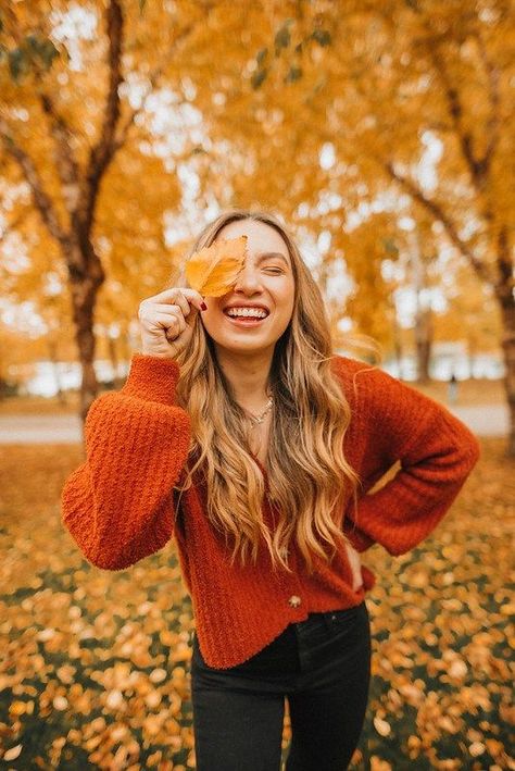 How to pose for fall photos, women in sweater orange Fall Poses For Instagram, Fall Poses, Autumn Photography Portrait, Fall Couple Pictures, Fall Photoshoot Ideas, Portret Feminin, Poses For Instagram, Autumn Instagram, Fall Portraits