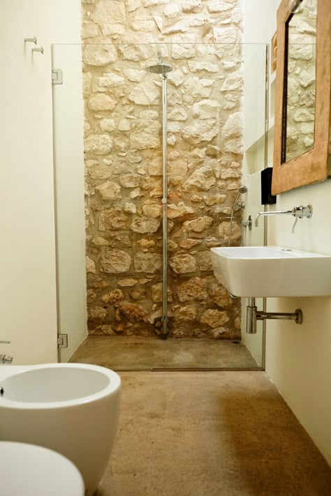 Bathroom inspiration Bathroom Stone Wall, Tuscan Bathroom, Barn Bathroom, Stone Shower, Shabby Chic Mirror, Santa Margherita, Stone Bathroom, Bad Inspiration, Modern Appliances