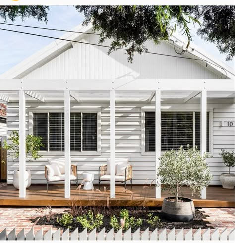 Weatherboard House Exterior, Front Garden Entrance, Weatherboard Exterior, Painting Ideas Home, Home Painting Ideas, Porch Interior, Small Beach Houses, Weatherboard House, Front Verandah