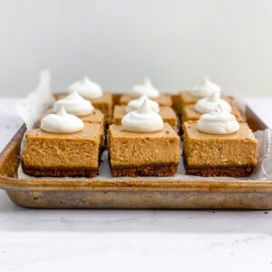 pumpkin cheesecake bars with gingersnap crust all in a row in a pan. Pumpkin Cheesecake With Gingersnap Crust, Sweet Dessert Recipes, Cheesecake With Gingersnap Crust, Pumpkin Bread Easy, Sweets Bar, Pumpkin Cheesecake Bars, Gingersnap Crust, Pumpkin Pie Bars, Easy Pumpkin Pie