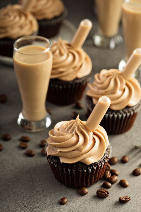 These Baileys Irish Cream desserts are so easy and so good! From parfaits to cheesecake to brownies, there are so many delicious treats to make with Baileys. Irish Cream Desserts, Baileys Cupcakes, Baileys Dessert, Store Bought Icing, Dairy Free Buttercream, Baileys Fudge, Boozy Hot Chocolate, Coffee Cupcakes, Baileys Irish