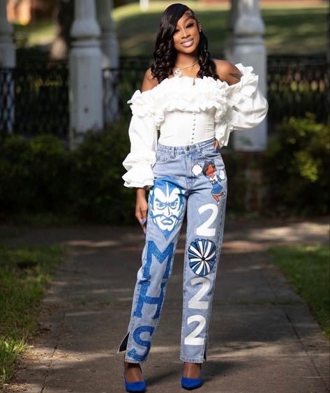 Cute Senior Portrait Outfits, Senior Pictures Custom Outfits, Customized Senior Outfits, Custom Graduation Pants, Painted Jeans Birthday, Senior Pictures Outfits 2024, Custom Senior Jeans, Senior Pants Ideas Black People, Senior Jeans Black People