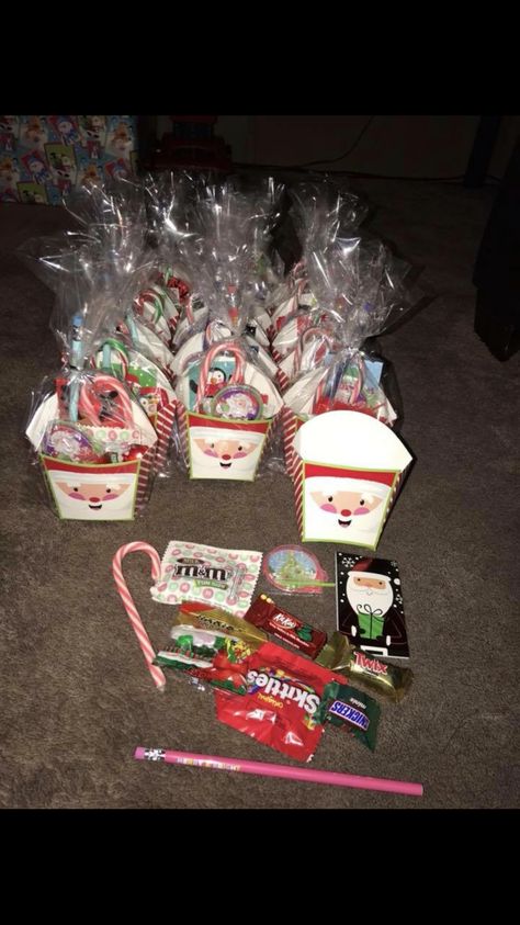 Goodie Bag Christmas Ideas, Christmas Gift Bag Ideas For Friends, Cheap Christmas Goodie Bags, Cute Christmas Goodie Bag Ideas, Easy Christmas Goodie Bags, Christmas Candy Basket Ideas, Candy Bar Christmas Ideas, Christmas Goodie Bags For Kids School, Christmas Candy Bags Ideas