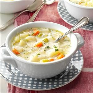 No-Fuss Potato Soup Recipe from Taste of Home -- shared by Dotty Egge of Pelican Rapids, Minnesota Delicious Bowls, Best Potato Soup, Soup Appetizers, Baked Potato Soup, Crockpot Cooking, Leek Soup, Potato Soup Recipe, Low Sodium Chicken Broth, Dinner Appetizers