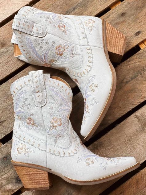 Southern Wedding Dress, Country Wedding Flower Girl, Western Wedding Boots, Southern Wedding Dresses, Absolutely Blooming, Texas Outfits, Short Cowgirl Boots, Wedding Footwear, Girl Cowboy Boots