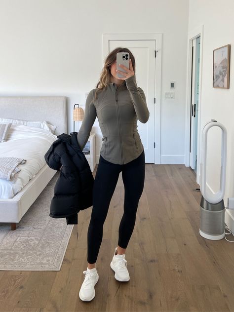 Workout Outfits Matching Set, Workout Clothes Capsule Wardrobe, Workout Fall Outfit, Dressy Athletic Outfits, Workout Date Outfit, Professional Active Wear Work Outfits, Sport Gym Outfit, Lululemon Pilates Outfit, Casual Activewear Outfits