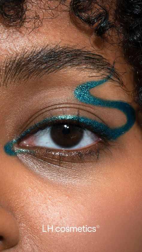 Cute Colorful Eyeliner, Green Graphic Eyeliner, Artsy Eyeliner, Artistic Eyeliner, Summer Eyeliner, Colour Eyeliner, Turquoise Eyeliner, Turquoise Makeup, Creative Eyeliner