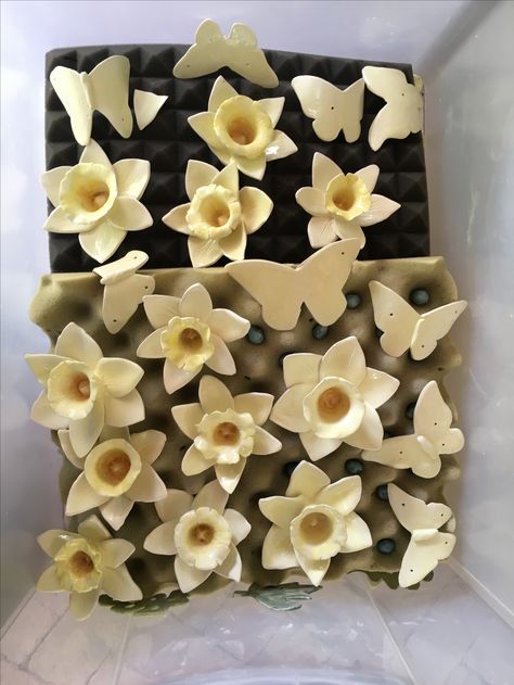 Daffodil Ceramica por Regina Sierra Clay Ideas, Handmade Pottery, Daffodils, Candy, Ceramics