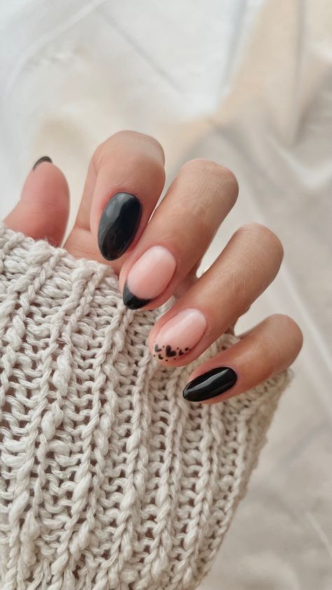 Valentines Nails Black Heart, Short Valentines Day Nails Black, Short Almond Nails Designs Valentines, Black Hearts Nail Art, February Nails Black, Pink And Black Nails Almond, Black Nails Valentines Day, Dark Valentine Nails, Sns Nails Black